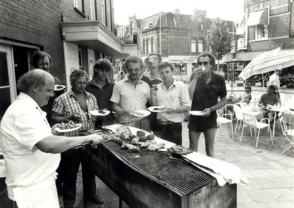 De Cronjé bedankt bouwvakkers e.d. met een barbeque op het pleintje van de Reitzstraat. Achter de barbeque Ko Drogtrop. Aangekocht van United Photos de Boer bv. - Negatiefnummer 26487 k 7 A. - Gepubli