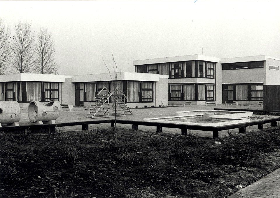 De Gemmaschool aan de Nieuwe Landstraat 12. Aangekocht in 1976 van fotograaf C. de Boer. Identificatienummer 54-009613, NL-HlmNHA 54009613