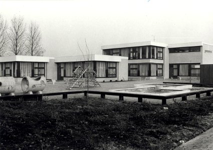 De Gemmaschool aan de Nieuwe Landstraat 12. Aangekocht in 1976 van fotograaf C. de Boer. Identificatienummer 54-009613, NL-HlmNHA 54009613