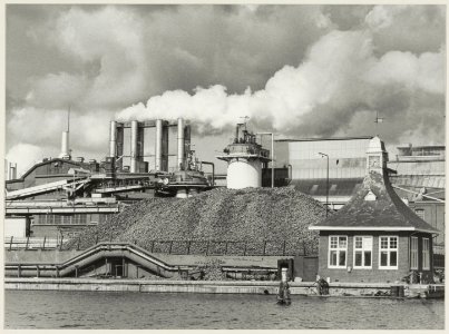 De CSM suikerfabriek tijdens de bietencampagne, met op de voorgrond een deel van de 500.000 ton bieten die in 3 maanden werden verwerkt. NL-HlmNHA 54012244