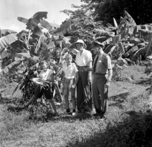 De familie Boogh in de voormalige Jodensavanna aan de Surinamerivier. Van links , Bestanddeelnr 252-6932