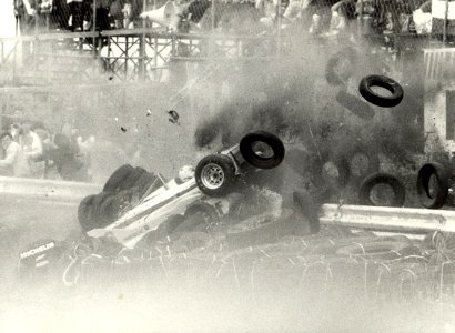 De fransman René Arnoux vliegt met een snelheid van 250 km. per uur de zandbak van de Tarzanbocht in. Geschonken in 1986 door United Photos de Boer bv. Identificatienummer 54-003947, NL-HlmNHA 54003947