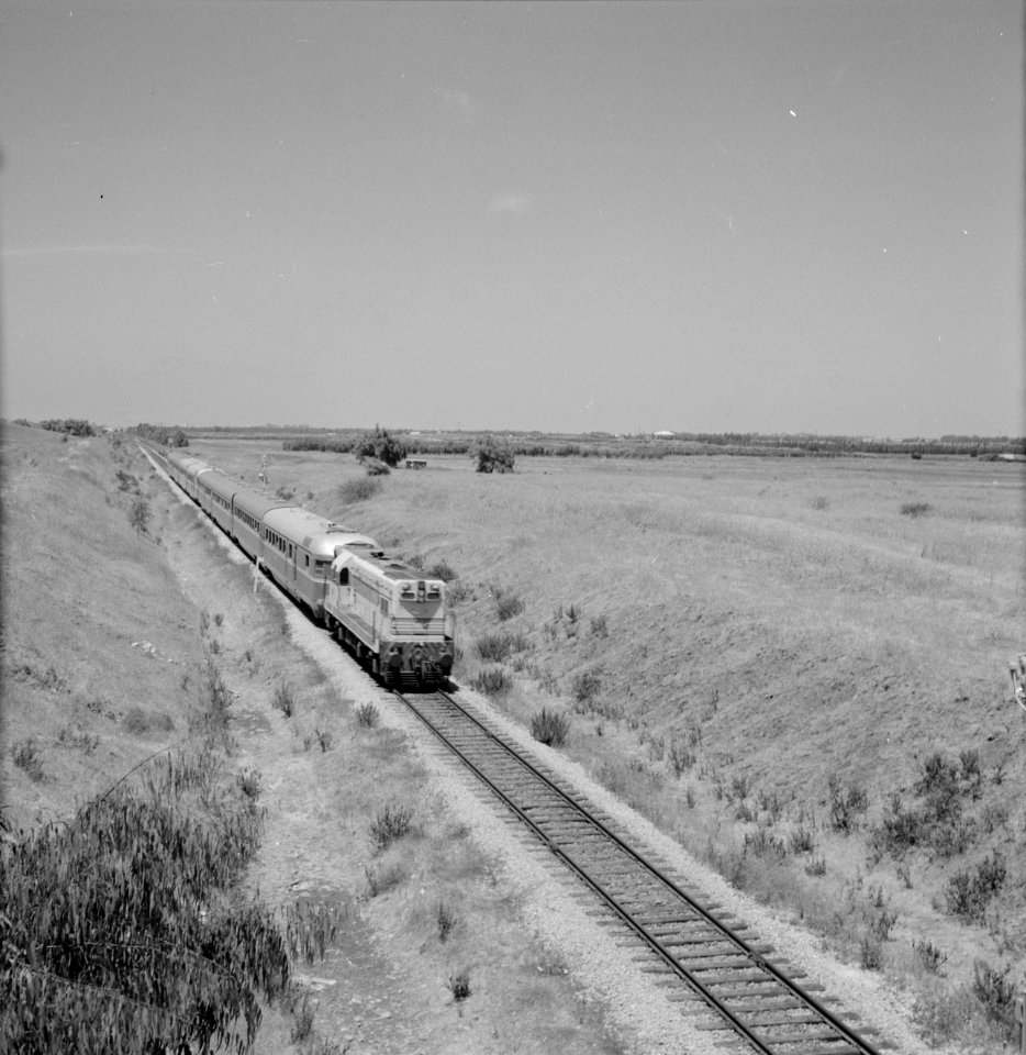 De Express Haifa-Tel Aviv met locomotief onderweg, Bestanddeelnr 255-4732