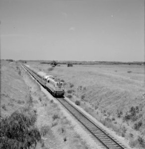 De Express Haifa-Tel Aviv met locomotief onderweg, Bestanddeelnr 255-4732 photo