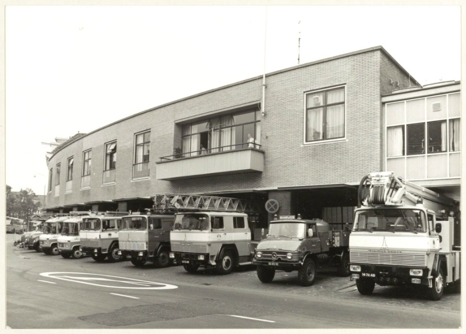 De brandweerkazerne met de wagens voor de deur aan de Gedempte Oudegracht, NL-HlmNHA 54011466