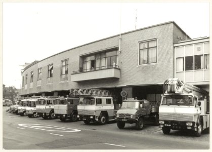 De brandweerkazerne met de wagens voor de deur aan de Gedempte Oudegracht, NL-HlmNHA 54011466
