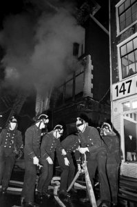 De brandweer tijdens de bluswerkzaamheden, Bestanddeelnr 919-7950