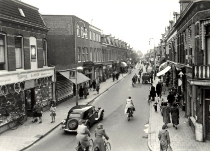 De Generaal Cronjéstraat bij de Schoterweg, ziende naar het noorden. Aangekocht in 1983 van fotograaf C. de Boer. - Negatiefnummer 7883 B. - Gepubliceerd in het Haarlems Dagblad van 18.01.19, NL-HlmNHA 54013923