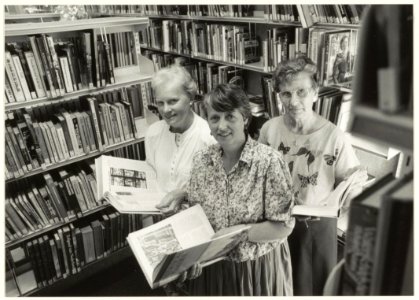 De dames Kuitert, Stevens en Brock (v.l.n.r.) in de Openbare Bibliotheek, Willinklaan 8. NL-HlmNHA 54032004