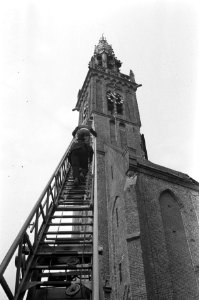 De brandweer is bezig de toren te redden, Bestanddeelnr 925-5741