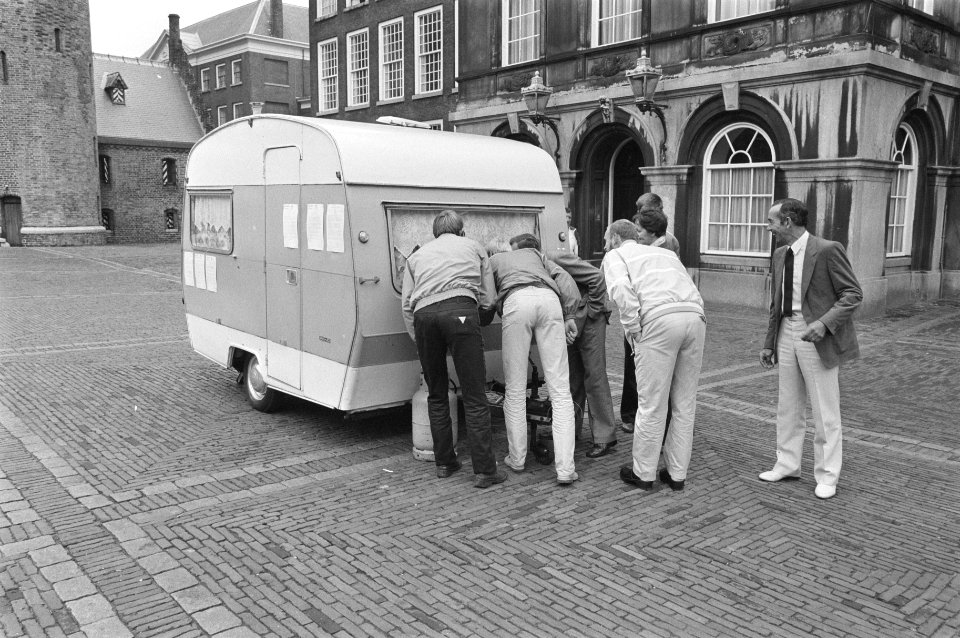 De caravan met daarin de hongerstakende tuinder Jaap Meester op het Binnenhof t, Bestanddeelnr 933-0778