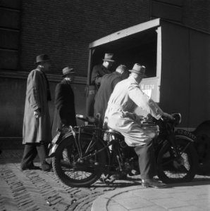 De CCD Centrale Controledienst. De laadbak van een vrachtwagen wordt gecontro, Bestanddeelnr 901-7107