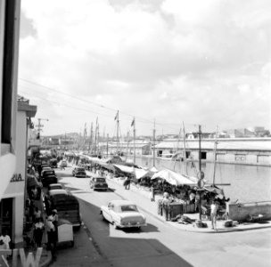 De De Ruyterkade met de markt in Willemstad, Bestanddeelnr 252-3054