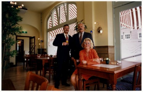 De familie Baars, eigenaars poseren in de nieuwe Brasserie Entree ter gelegenheid van de heropening van hotel Die Raeckse. Raaks 1-3