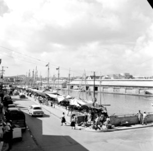 De De Ruyterkade met de markt in Willemstad, Bestanddeelnr 252-3053