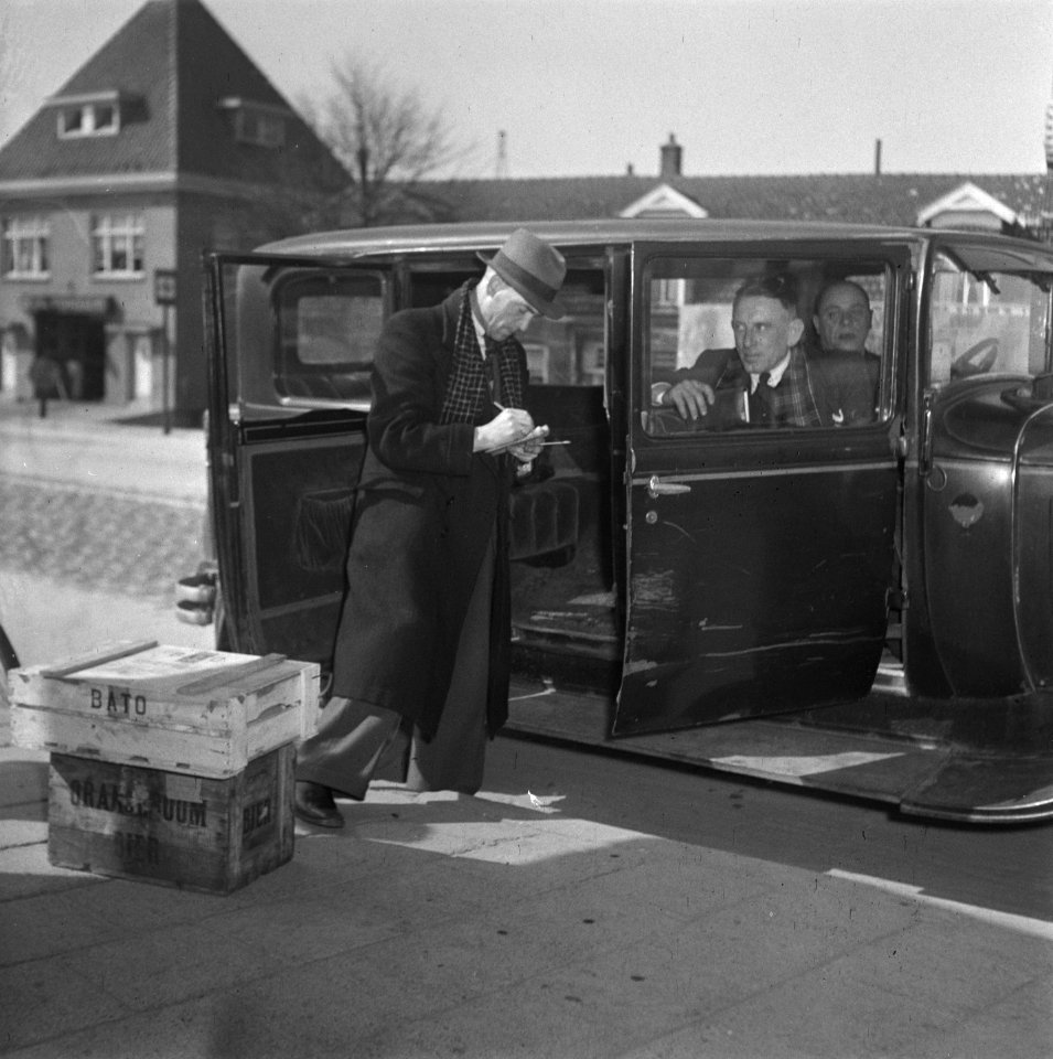 De CCD Centrale Controledienst. Deze CCD-ambtenaar ontdekt driehonderd eieren., Bestanddeelnr 901-7124