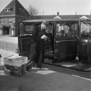 De CCD Centrale Controledienst. Deze CCD-ambtenaar ontdekt driehonderd eieren., Bestanddeelnr 901-7124