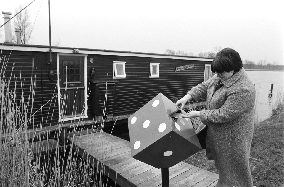 De familie Bos wonende op de woonboot Holiday Inn in Abcoude heeft sinds enige, Bestanddeelnr 931-3872