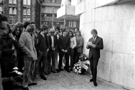 De Commune Nieuw Nederland vervangt op de Dam de vernielde krans van Canadezen, Bestanddeelnr 922-5768