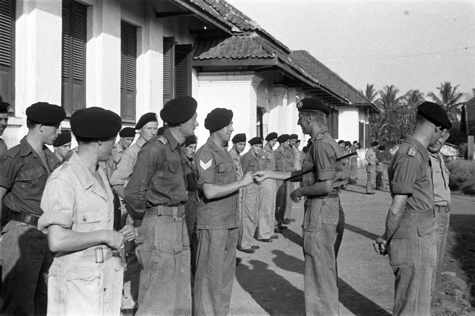 De commandant ritmeester baron W. van Tuyll van Serooskerken reikt de eretekens , Bestanddeelnr 2198