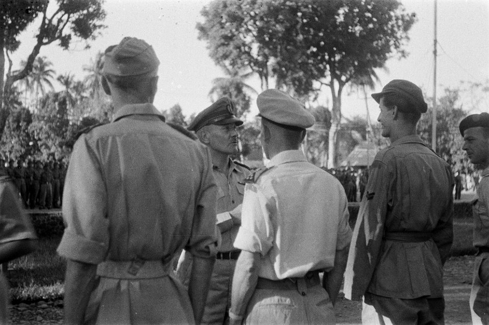 De commandant van de U-Brigade, kolonel J.W. Sluyter, spreekt met een korporaal, Bestanddeelnr 447-6-5