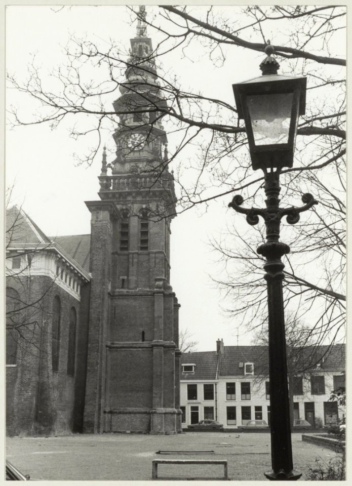 De gerestaureerde toren van de Nieuwe Kerk, ziende naar het zuiden. NL-HlmNHA 54011446