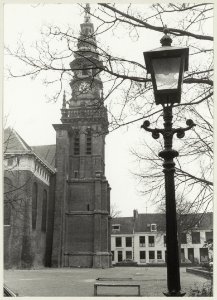 De gerestaureerde toren van de Nieuwe Kerk, ziende naar het zuiden. NL-HlmNHA 54011446