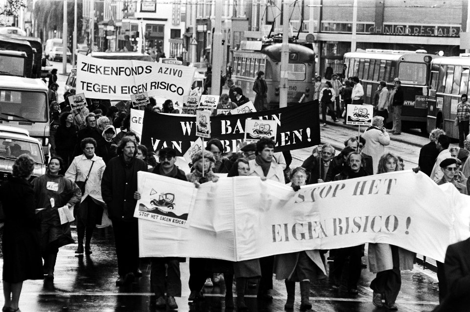 De demonstranten onderweg met spandoeken o.a. Ziekenfonds AZIVO tegen eigen ri, Bestanddeelnr 930-5273