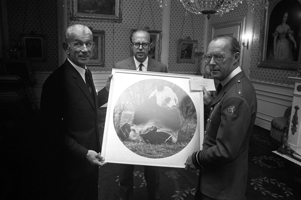 De delegatie overhandigt de prins een ingelijste foto van een pandabeer, het sym, Bestanddeelnr 925-5886