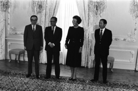 De Chinese premier Zhao Ziyang (tweede van links) wordt door koningin Beatrix on, Bestanddeelnr 933-3559