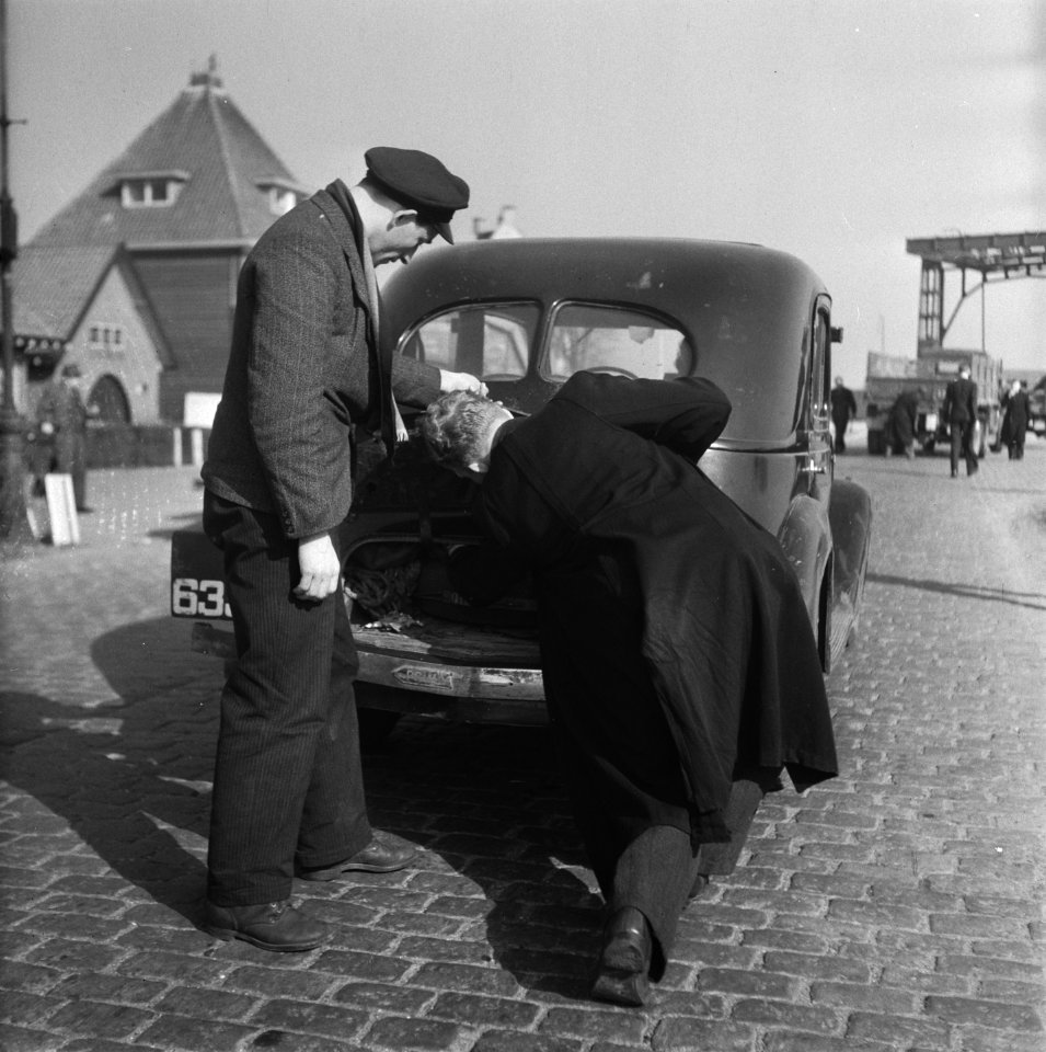 De CCD Centrale Controledienst. Alle passerende autos worden aan een grondig o, Bestanddeelnr 901-7117