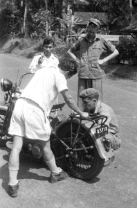 De chauffeur, soldaat 1e klasse Boerjan uit Biervliet van de 3e Brigade, in een , Bestanddeelnr 755