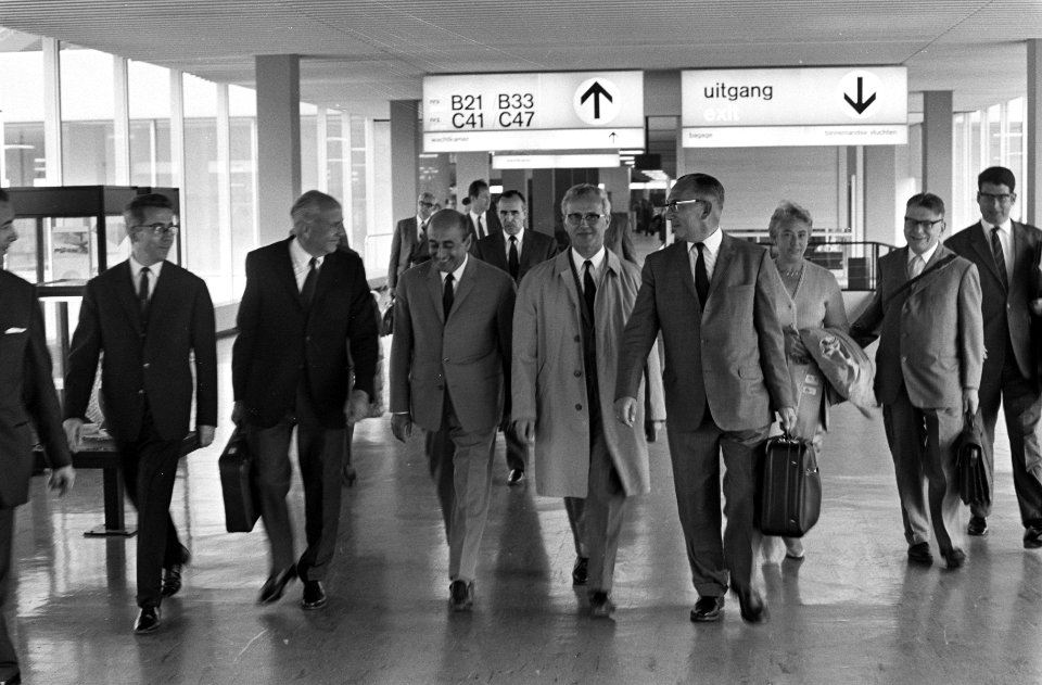 De delegatie wandelt door de gangen van Schiphol, Bestanddeelnr 921-6479