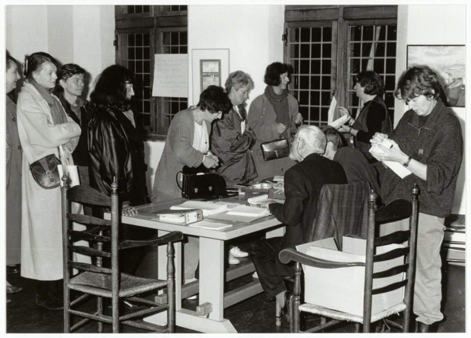 De deelnemers aan de negende Kunstlijn worden in het bovenzaaltje van de Waag door de organisatie voorzien van benodigde materialen. NL-HlmNHA 54035330