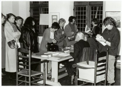 De deelnemers aan de negende Kunstlijn worden in het bovenzaaltje van de Waag door de organisatie voorzien van benodigde materialen. NL-HlmNHA 54035330