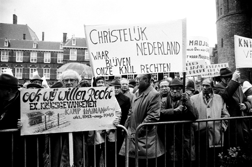 De demonstranten met spandoeken, o.a. Ook wij willen Recht - Ex-krijgsgevangene, Bestanddeelnr 930-5863