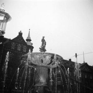 De Caritas fontein aan het Gammeltorv met een gouden bal op één van de waterstra, Bestanddeelnr 252-8680 photo