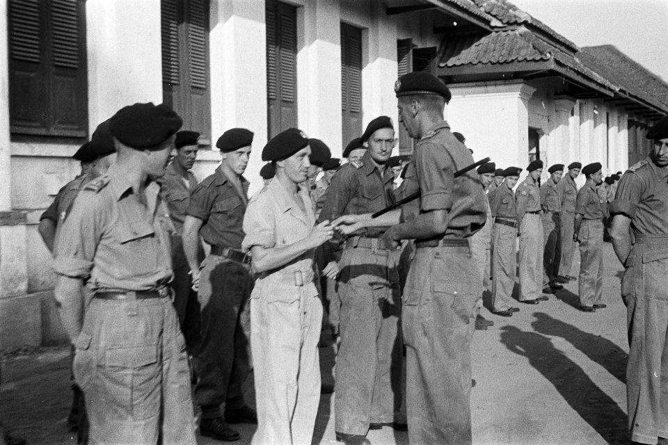 De commandant ritmeester baron W. van Tuyll van Serooskerken reikt de eretekens , Bestanddeelnr 2197