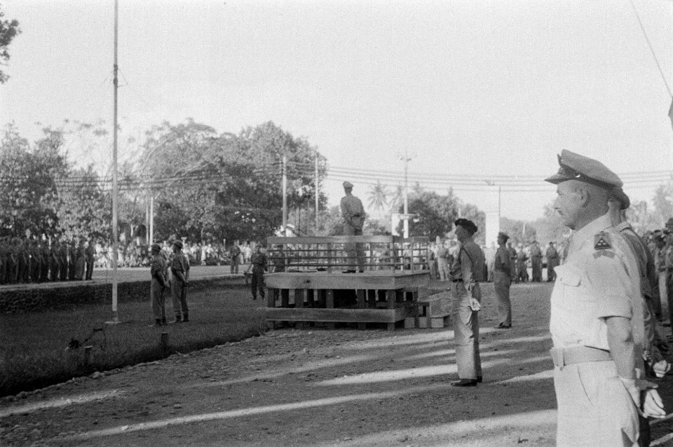 De commandant, kolonel J.W. Sluyter, neemt een defilé af, Bestanddeelnr 447-3-6