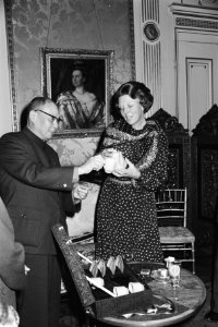De Chinese minister van Onderwijs Jiang Manxiang biedt prinses Beatrix een thees, Bestanddeelnr 930-4573