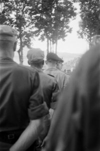 De commandant van de U-Brigade, kolonel J.W. Sluyter, spreekt met een militair, Bestanddeelnr 447-6-4