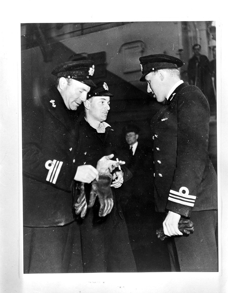 De commandanten van de onderzeeboten Dolfijn (H. van Oostrom Soede, rechts) en, Bestanddeelnr 935-0392