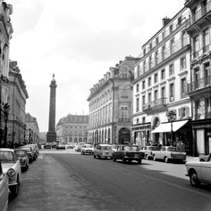 De Colonne Vendôme, de triomfzuil op het Place Vendôme, gezien vanuit de Rue de , Bestanddeelnr 254-0311