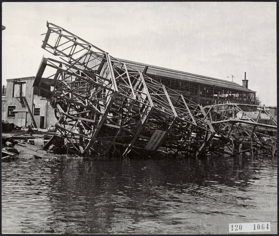 De haven van Amsterdam. Negen maanden zijn de vernielingscommando's van de Duits, Bestanddeelnr 120-1064