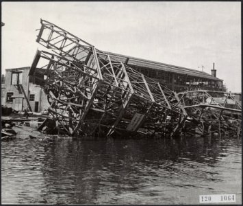De haven van Amsterdam. Negen maanden zijn de vernielingscommando's van de Duits, Bestanddeelnr 120-1064