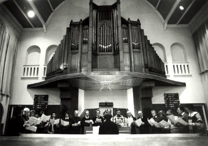 De Christelijke Gereformeerde Kerk aan de Raaks 18. Koor Luctor et Emergo repeteert in de kerk. Aangekocht in 1991 van United Photos de Boer bv. - Negatiefnummer 33750 k 8. - Gepubliceerd in het Haarl