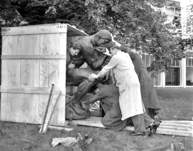 De Denker van Rodin wordt uit kist gehaald voor plaatsing in de beeldentuin va, Bestanddeelnr 907-8866