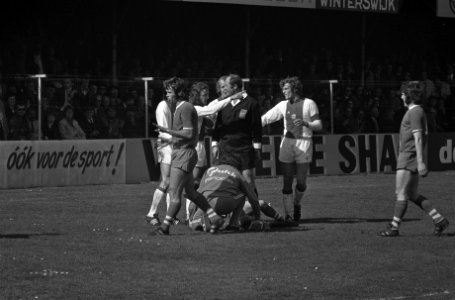 De Graafschap tegen Ajax 1-0, Neeskens protesteert bij Vervoort, rechts Keizer, Bestanddeelnr 927-1271
