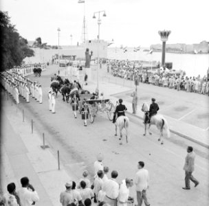 De calèche met het koninklijk paar rijdt langs Fort Amsterdam in Willemstad, Bestanddeelnr 252-3610