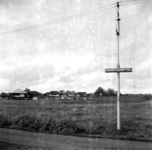 De Gouverneur van Asbecklaan in Moengo in Suriname, Bestanddeelnr 252-6595